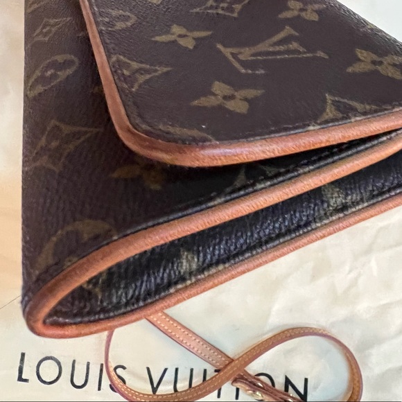 Louis Vuitton Pochette Clutch PM Monogram Canvas Crossbody bag in Brown - Picture 8 of 15